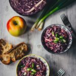 Cremiger Rotkohl Cole Slaw mit Apfel und Frühlingszwiebeln in Schüsseln serviert