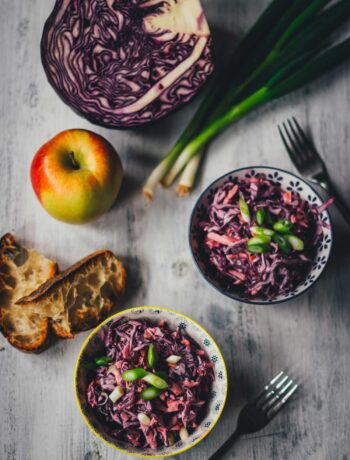 Cremiger Rotkohl Cole Slaw mit Apfel und Frühlingszwiebeln in Schüsseln serviert