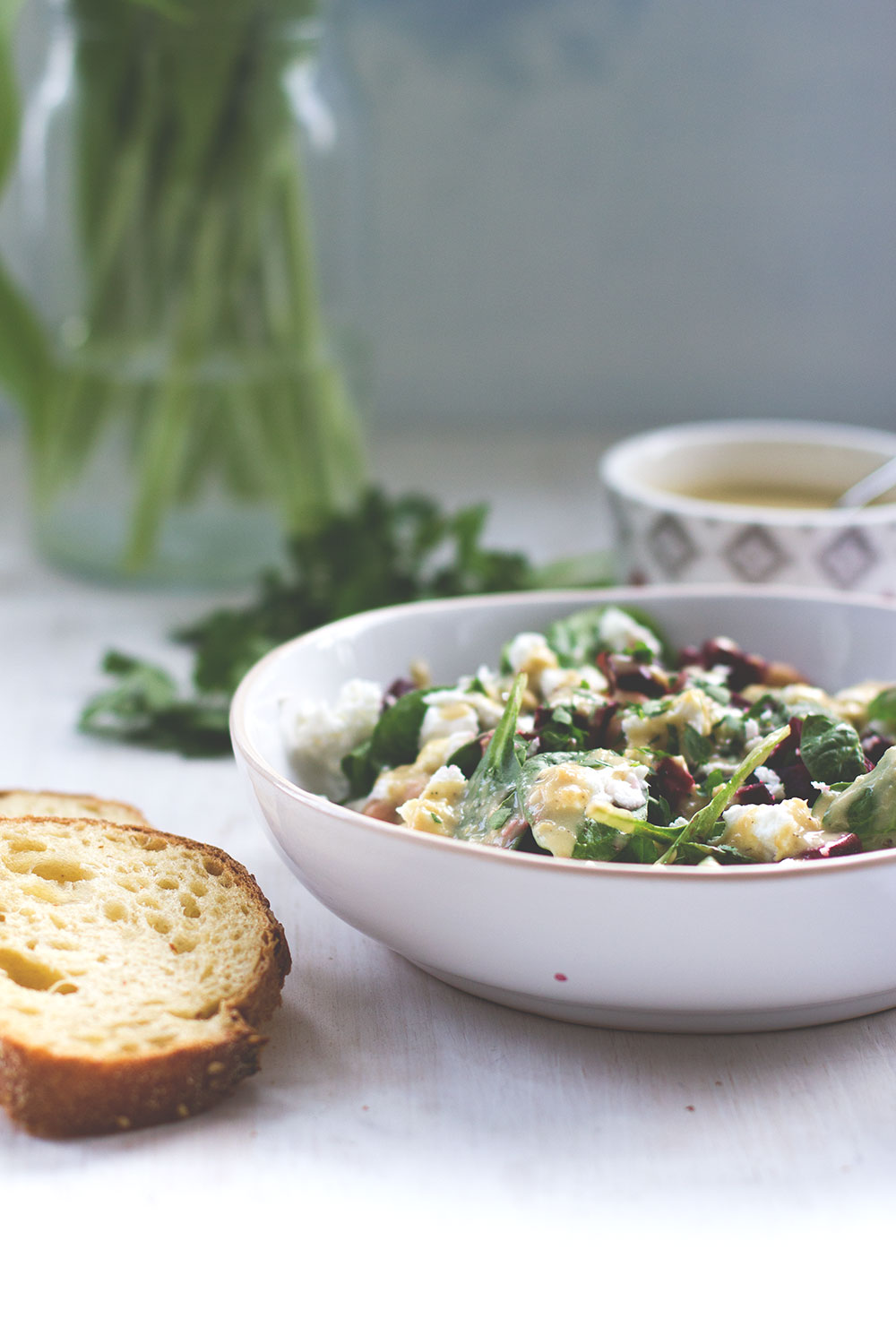 Rezept für frühlingsfrischen Spinat-Kichererbsen-Salat mit Rote Bete und cremigem Hummus-Dressing aus dem Thermomix von moeyskitchen.com