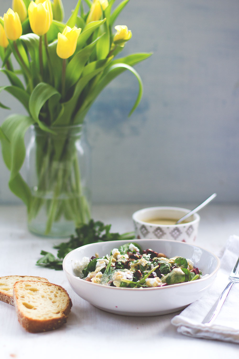 Rezept für frühlingsfrischen Spinat-Kichererbsen-Salat mit Rote Bete und cremigem Hummus-Dressing aus dem Thermomix von moeyskitchen.com