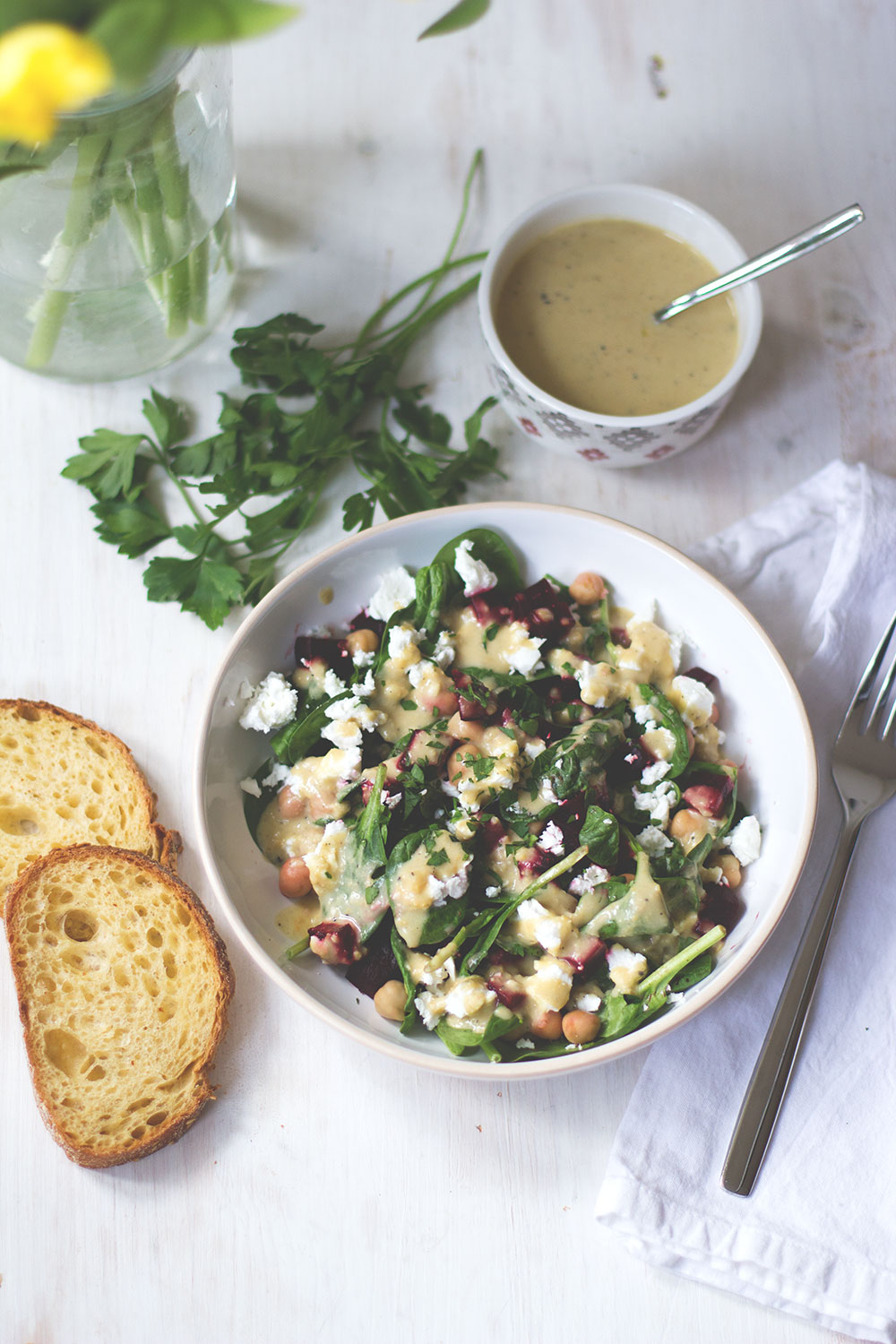 Rezept für frühlingsfrischen Spinat-Kichererbsen-Salat mit Rote Bete und cremigem Hummus-Dressing aus dem Thermomix von moeyskitchen.com