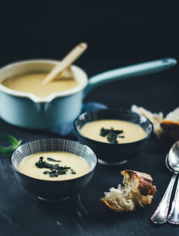 Rezept für cremige weiße Bohnensuppe mit knusprigem Salbei | moeyskitchen.com #rezepte #foodblogger #suppe #bohnensuppe #weissebohnen #salbei