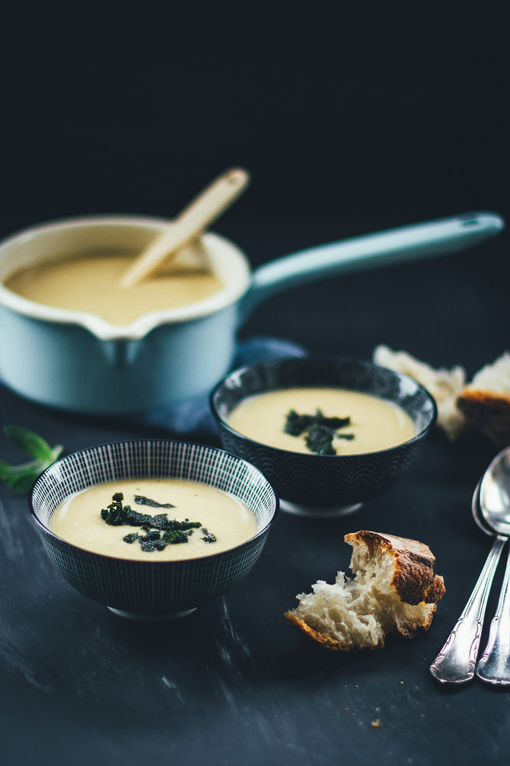 Rezept für cremige weiße Bohnensuppe mit knusprigem Salbei | moeyskitchen.com #rezepte #foodblogger #suppe #bohnensuppe #weissebohnen #salbei