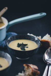 Rezept für cremige weiße Bohnensuppe mit knusprigem Salbei | moeyskitchen.com #rezepte #foodblogger #suppe #bohnensuppe #weissebohnen #salbei
