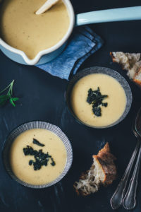 Rezept für cremige weiße Bohnensuppe mit knusprigem Salbei | moeyskitchen.com #rezepte #foodblogger #suppe #bohnensuppe #weissebohnen #salbei
