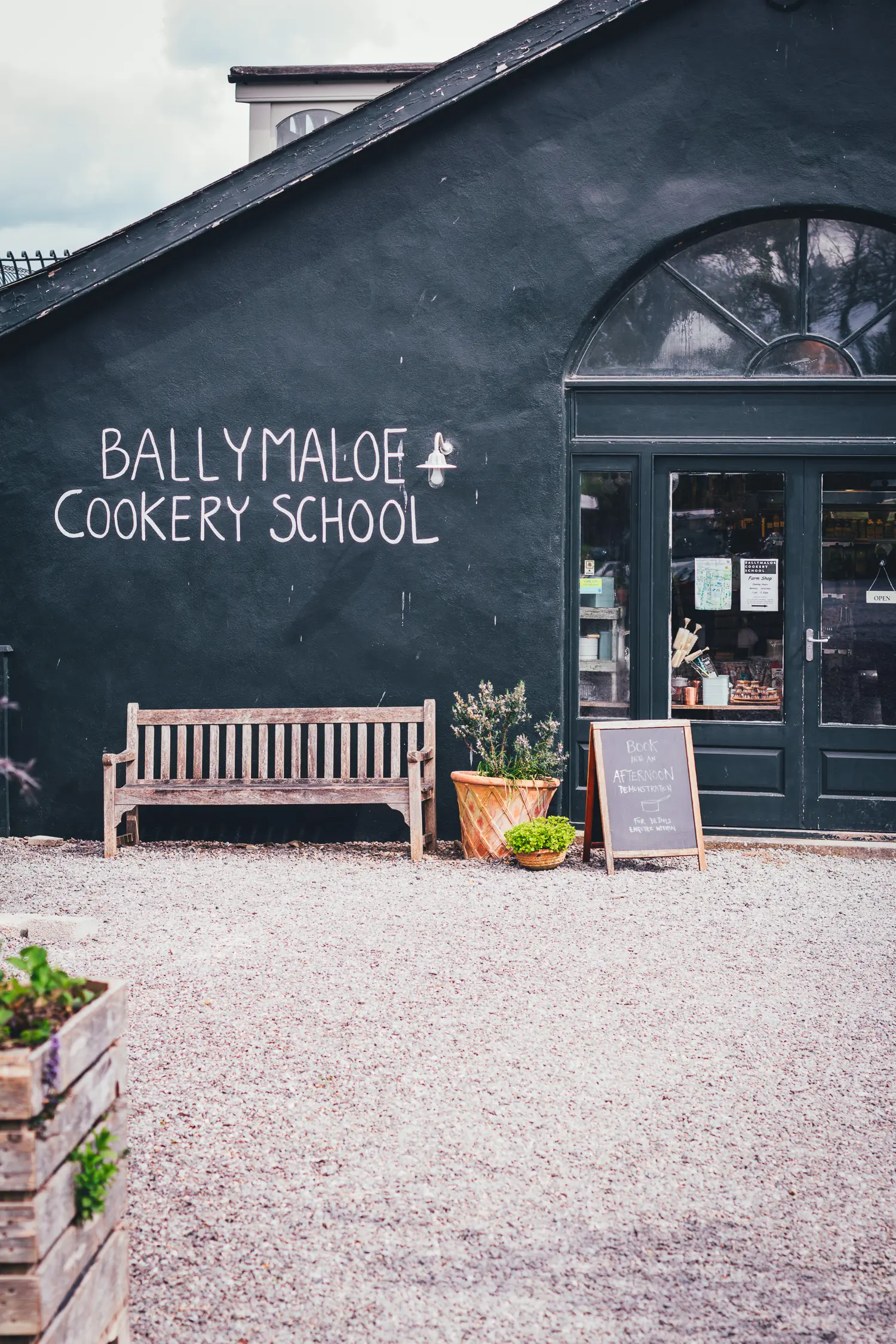 Außenansicht der Ballymaloe Cookery School in Cork mit dem Schriftzug an der dunklen Hauswand