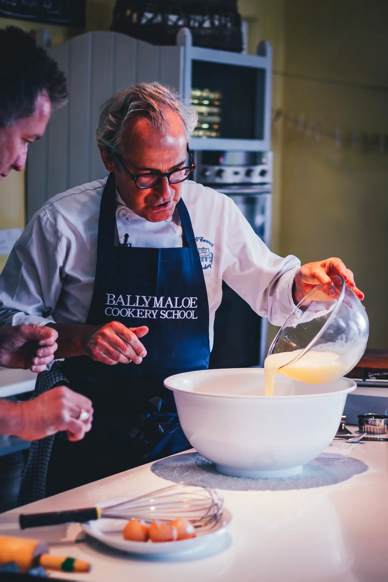 Rory O'Connell gießt die Lemon-Curd-Masse in eine Schüssel in der Ballymaloe Cookery School