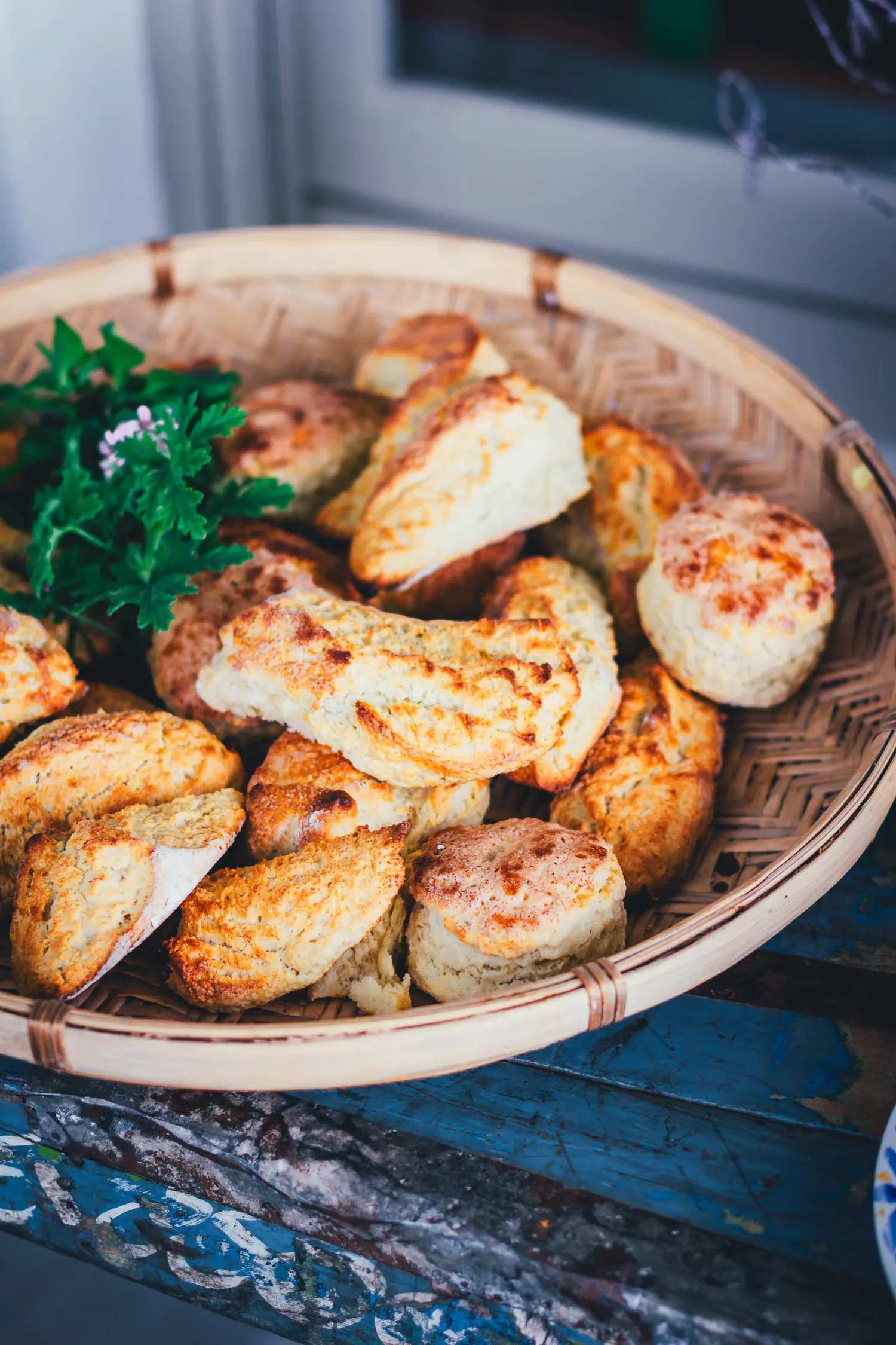 Irische Scones nach Rory O'Connells Rezept, frisch gebacken in einem Korb mit frischen Kräutern