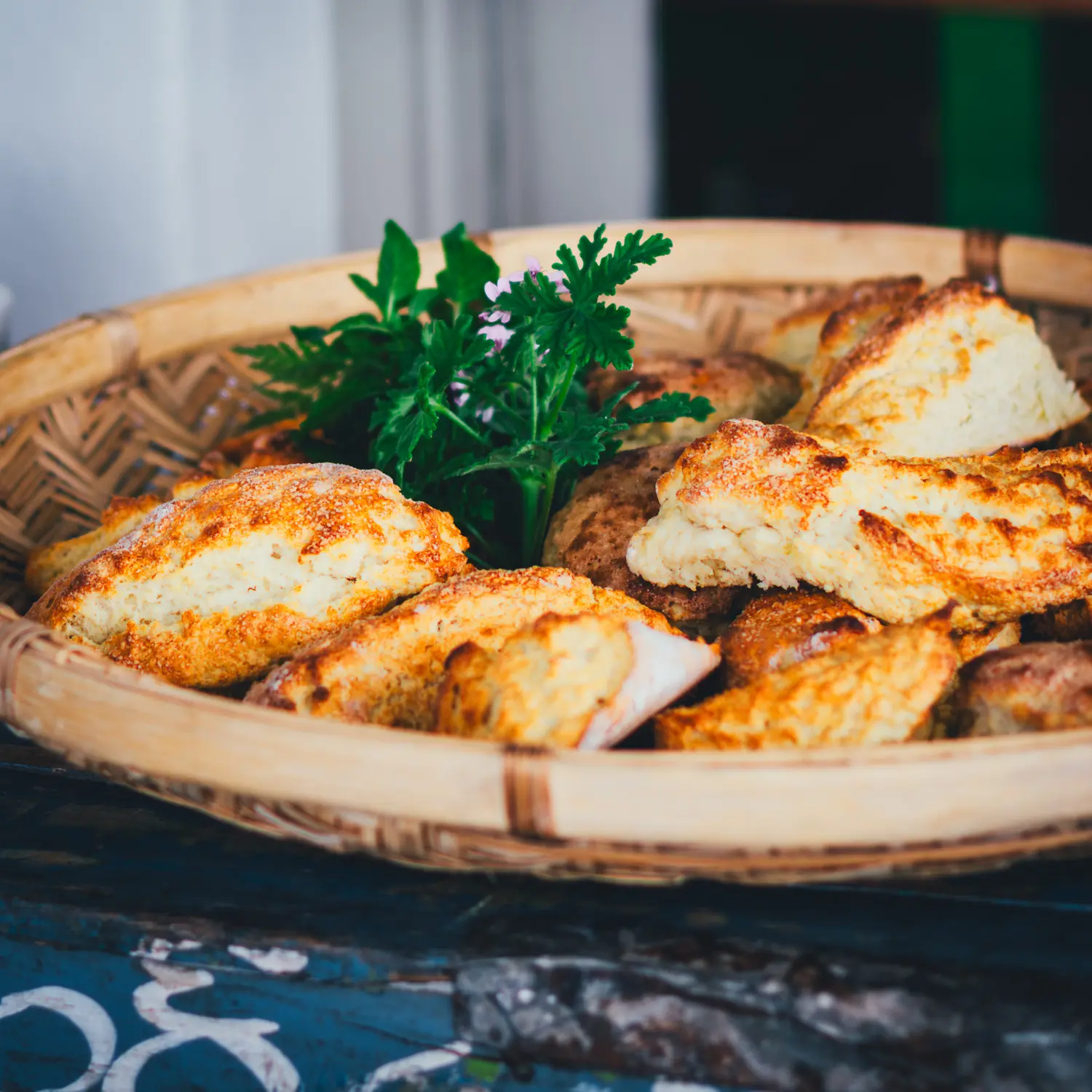 Frisch gebackene irische Scones nach dem Originalrezept aus Ballymaloe in einem Weidenkorb