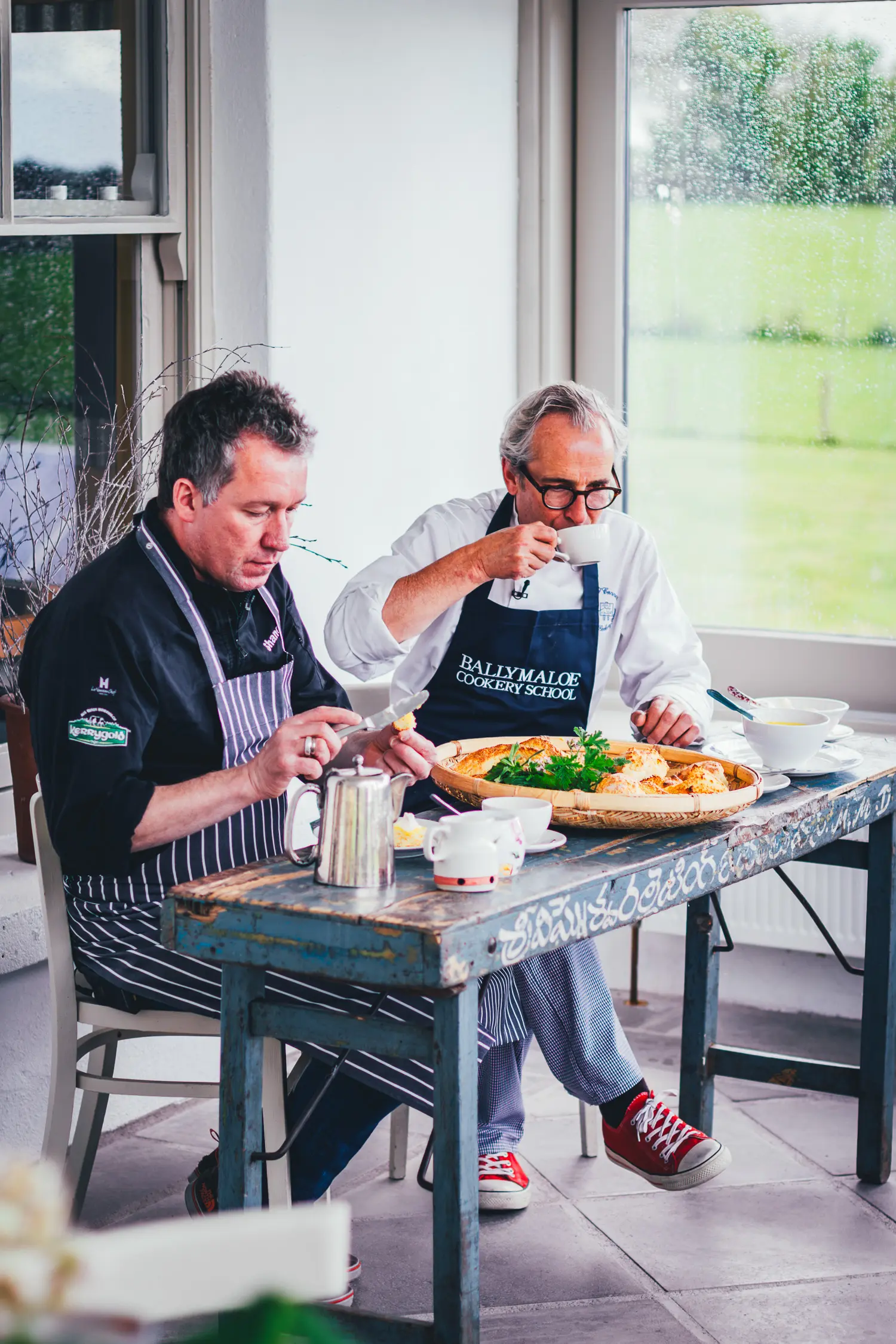Irische Scones im Korb mit Teetassen und Kräutern am Fenster der Ballymaloe Cookery School