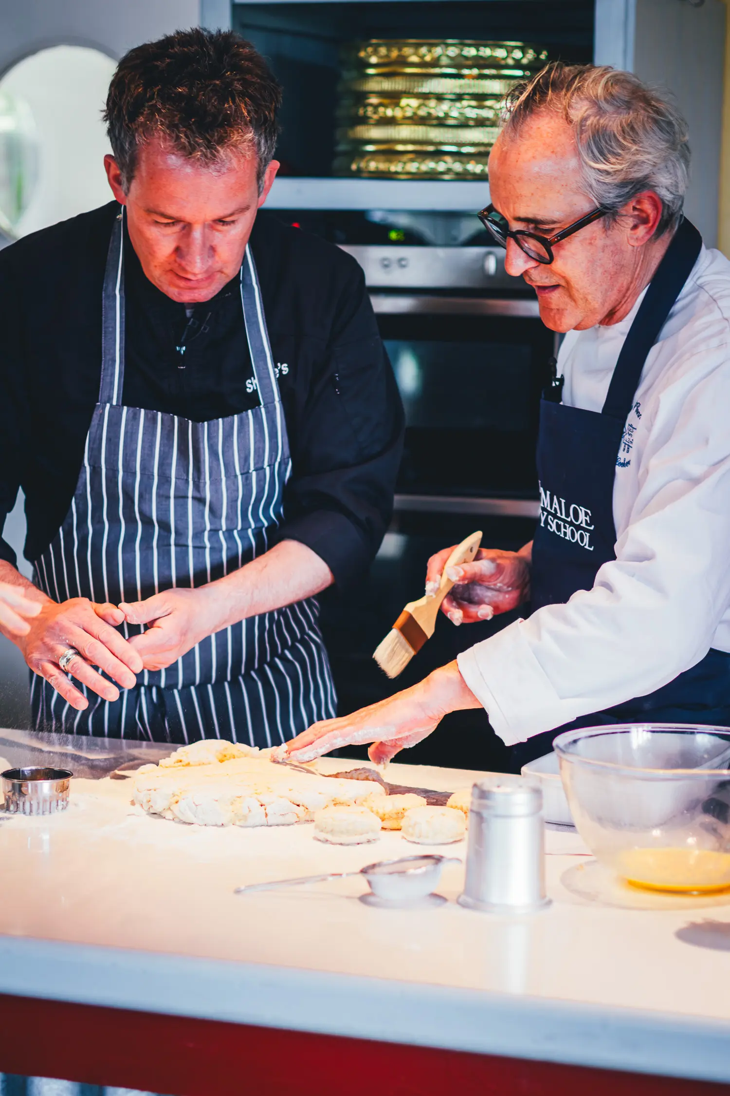 Rory O'Connell und Shane McMahon schneiden den Scones-Teig auf der bemehlten Arbeitsfläche in Ballymaloe
