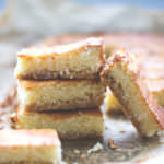 Rezept für saftige Kokos-Cheesecake-Schnitten (Cheesecake Bars) von moeyskitchen.com