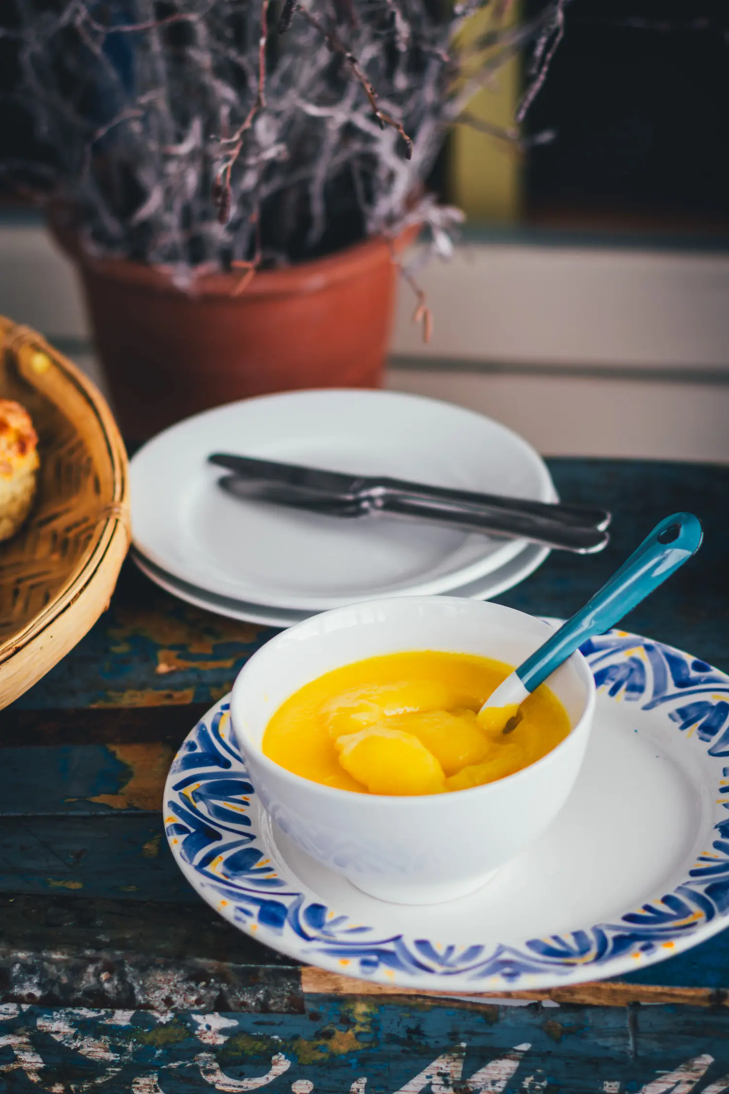 Selbst gemachtes Lemon Curd in einem kleinen Schälchen mit Löffel, serviert zu irischen Scones
