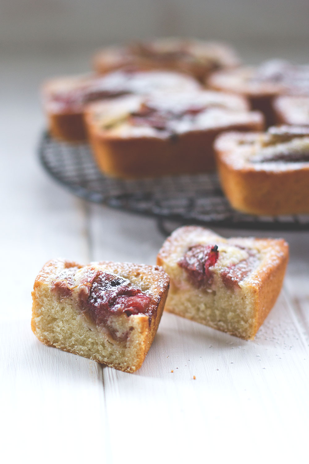 Rezept für saftige Rhabarber-Friands (oder Financiers) mit geröstetem Rhabarber | kleine feine Küchlein | moeyskitchen.com #rezepte #foodblogger #rhabarber #friands #financiers #kuchen #kuchenbacken