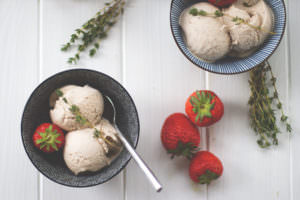 Rezept für cremiges Erdbeer-Balsamico-Eis aus ofengerösteten Erdbeeren