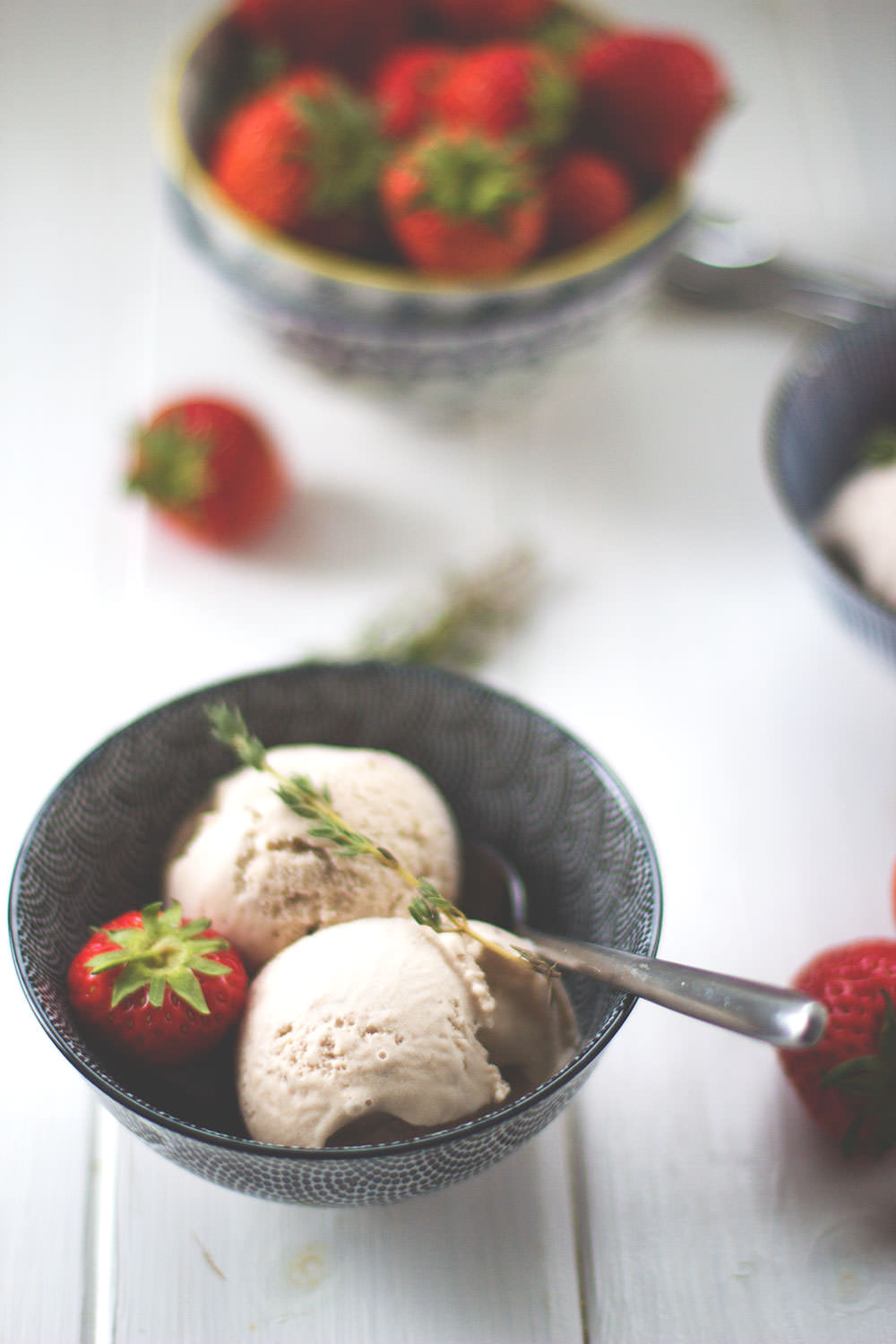 Rezept für cremiges Erdbeer-Balsamico-Eis aus ofengerösteten Erdbeeren