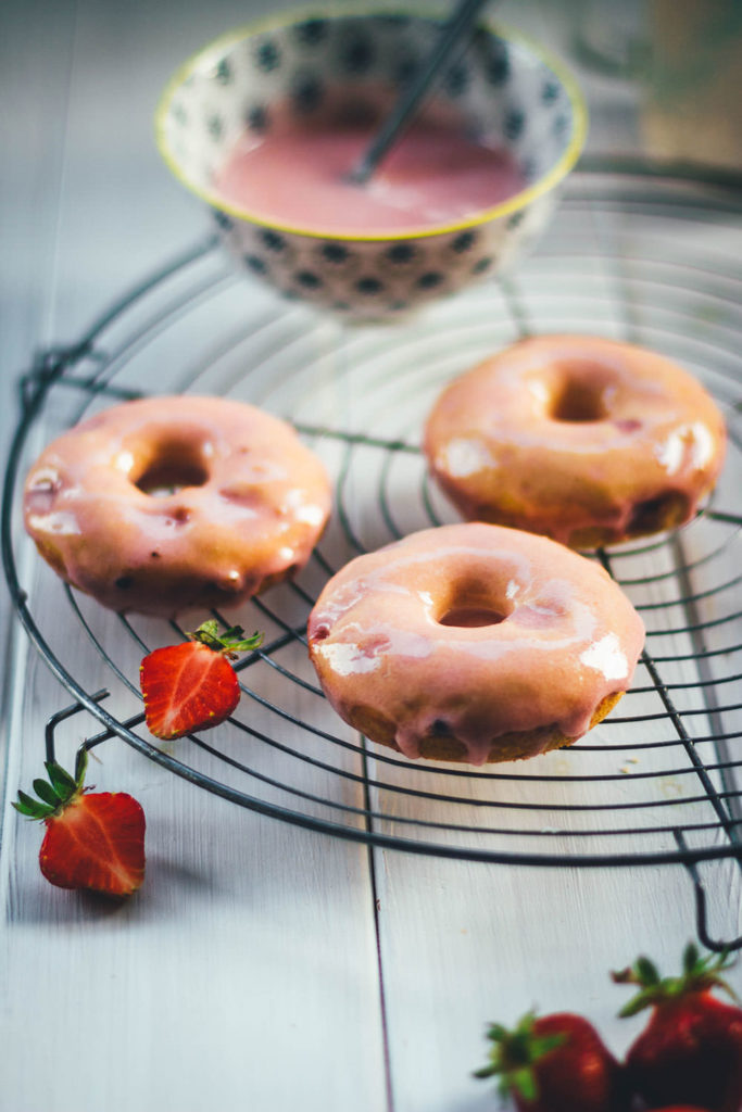 Rezept für Erdbeer-Donuts mit brauner Butter und Erdbeer-Frischkäse-Glasur – Die Doughnuts werden hier nicht frittiert, sondern im Ofen gebacken. | moeyskitchen.com