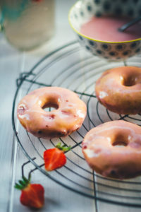 Rezept für Erdbeer-Donuts mit brauner Butter und Erdbeer-Frischkäse-Glasur – Die Doughnuts werden hier nicht frittiert, sondern im Ofen gebacken. | moeyskitchen.com