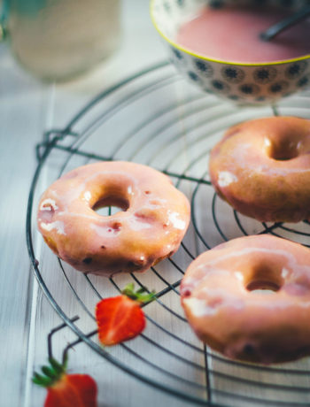 Rezept für Erdbeer-Donuts mit brauner Butter und Erdbeer-Frischkäse-Glasur – Die Doughnuts werden hier nicht frittiert, sondern im Ofen gebacken. | moeyskitchen.com