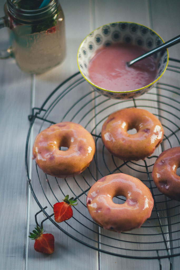 Rezept für Erdbeer-Donuts mit brauner Butter und Erdbeer-Frischkäse-Glasur – Die Doughnuts werden hier nicht frittiert, sondern im Ofen gebacken. | moeyskitchen.com