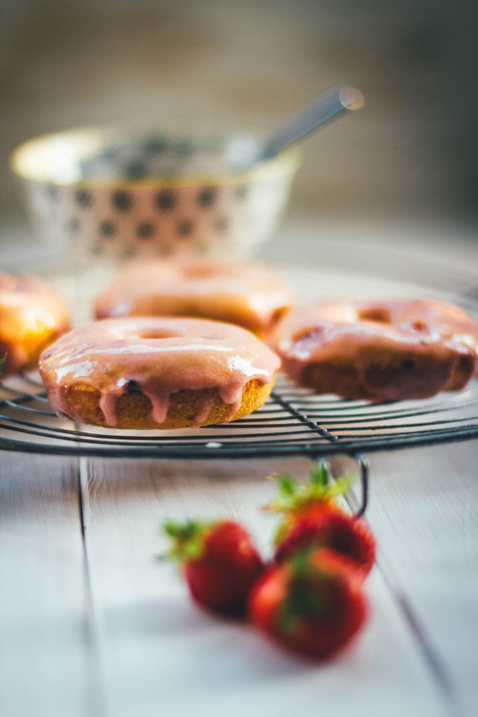 Rezept für Erdbeer-Donuts mit brauner Butter und Erdbeer-Frischkäse-Glasur – Die Doughnuts werden hier nicht frittiert, sondern im Ofen gebacken. | moeyskitchen.com