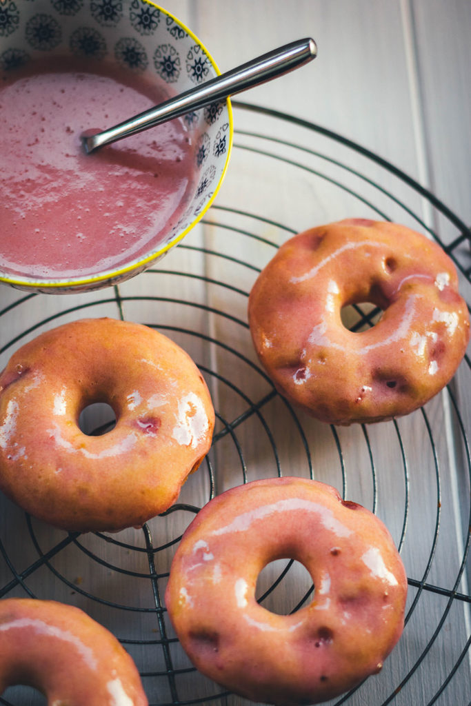 Rezept für Erdbeer-Donuts mit brauner Butter und Erdbeer-Frischkäse-Glasur – Die Doughnuts werden hier nicht frittiert, sondern im Ofen gebacken. | moeyskitchen.com