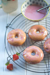 Rezept für Erdbeer-Donuts mit brauner Butter und Erdbeer-Frischkäse-Glasur zum #doughnutday #donutday