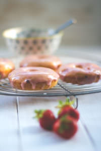 Rezept für Erdbeer-Donuts mit brauner Butter und Erdbeer-Frischkäse-Glasur zum #doughnutday #donutday