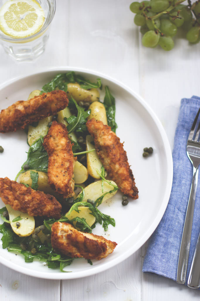 Kartoffel-Rucola-Salat mit knusprigem Dijon-Hühnchen, Kapern und ...