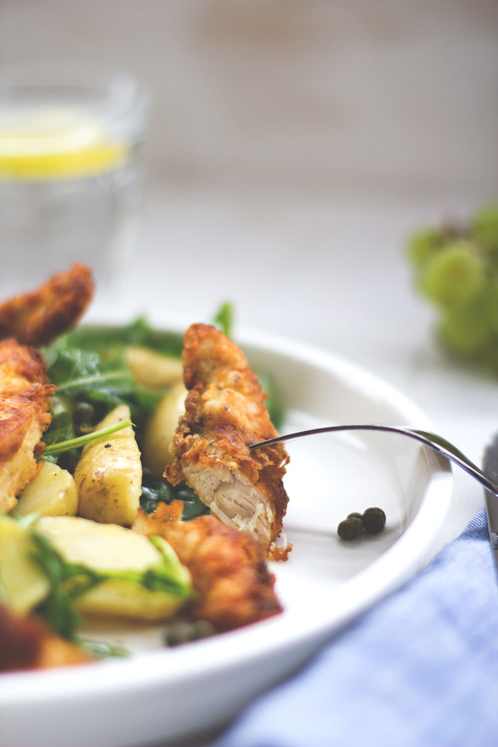 Rezept für Kartoffel-Rucola-Salat mit knusprigem Dijon-Hühnchen, Kapern und Trauben-Dressing