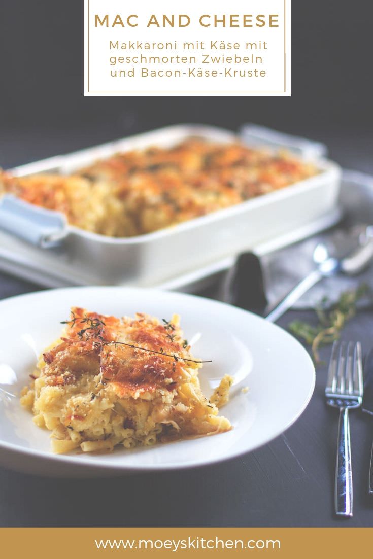 Rezept für den amerikanischen Klassiker Mac and Cheese (Makkaroni mit Käse) mit geschmorten Zwiebeln und würziger Bacon-Käse-Kruste | moeyskitchen.com #macandcheese #macaroniandcheese #macaroni #makkaroni #maccheroni #käse #cheese #zwiebeln #bacon #pasta #nudeln #rezepte #foodblogger #auflauf 