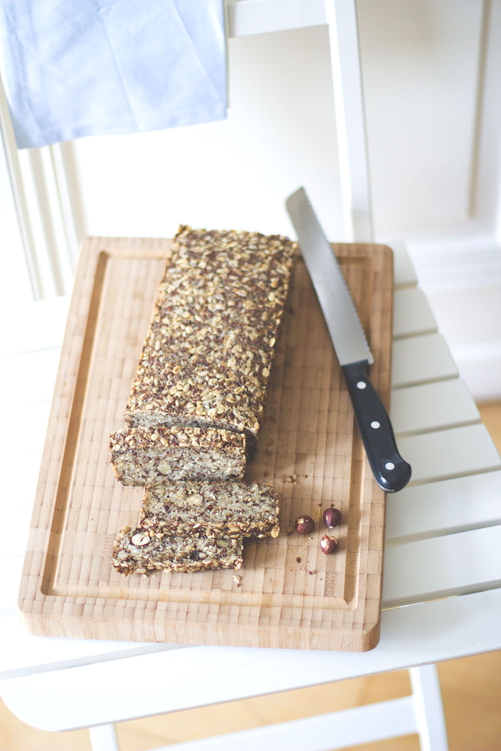 Rezept für Granola-Brot (Müsli-Brot) - vegan, glutenfrei, ohne Hefe | moeyskitchen.com