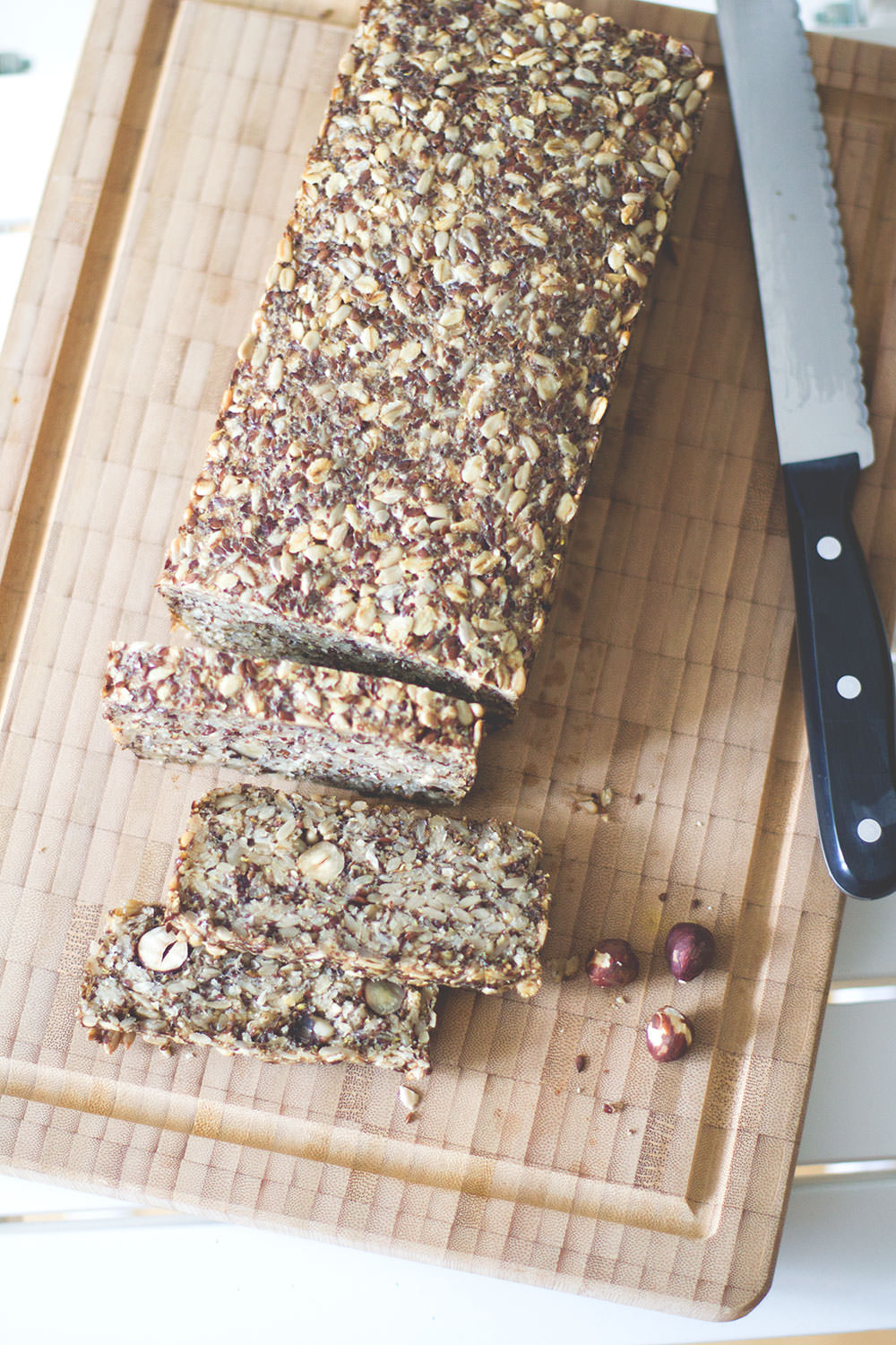 Rezept für Granola-Brot (Müsli-Brot) - vegan, glutenfrei, ohne Hefe | moeyskitchen.com