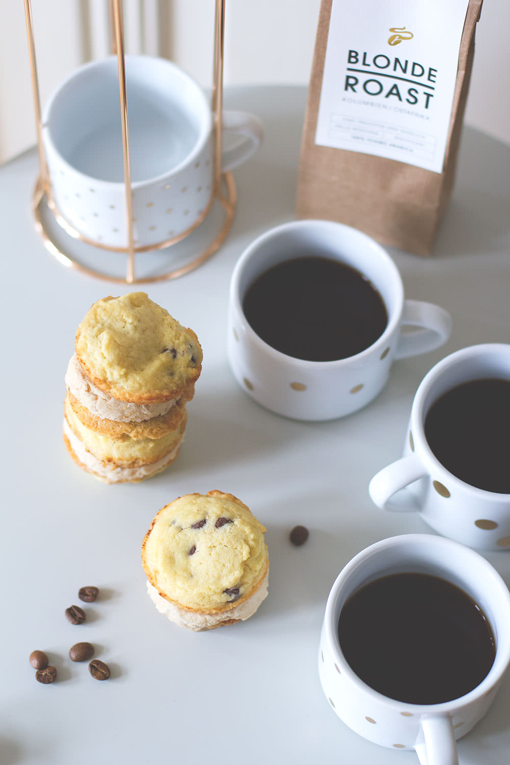 Rezept für Coffee Ice Cream Cookie Sandwiches mit Kaffee-Eis aus dem Tchibo Blonde Roast | moeyskitchen.com