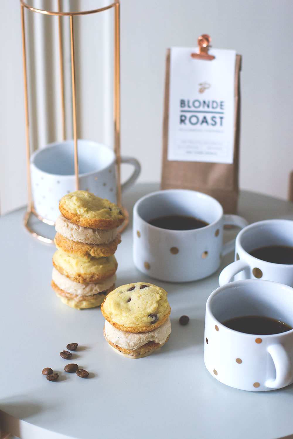 Rezept für Coffee Ice Cream Cookie Sandwiches mit Kaffee-Eis aus dem Tchibo Blonde Roast | moeyskitchen.com