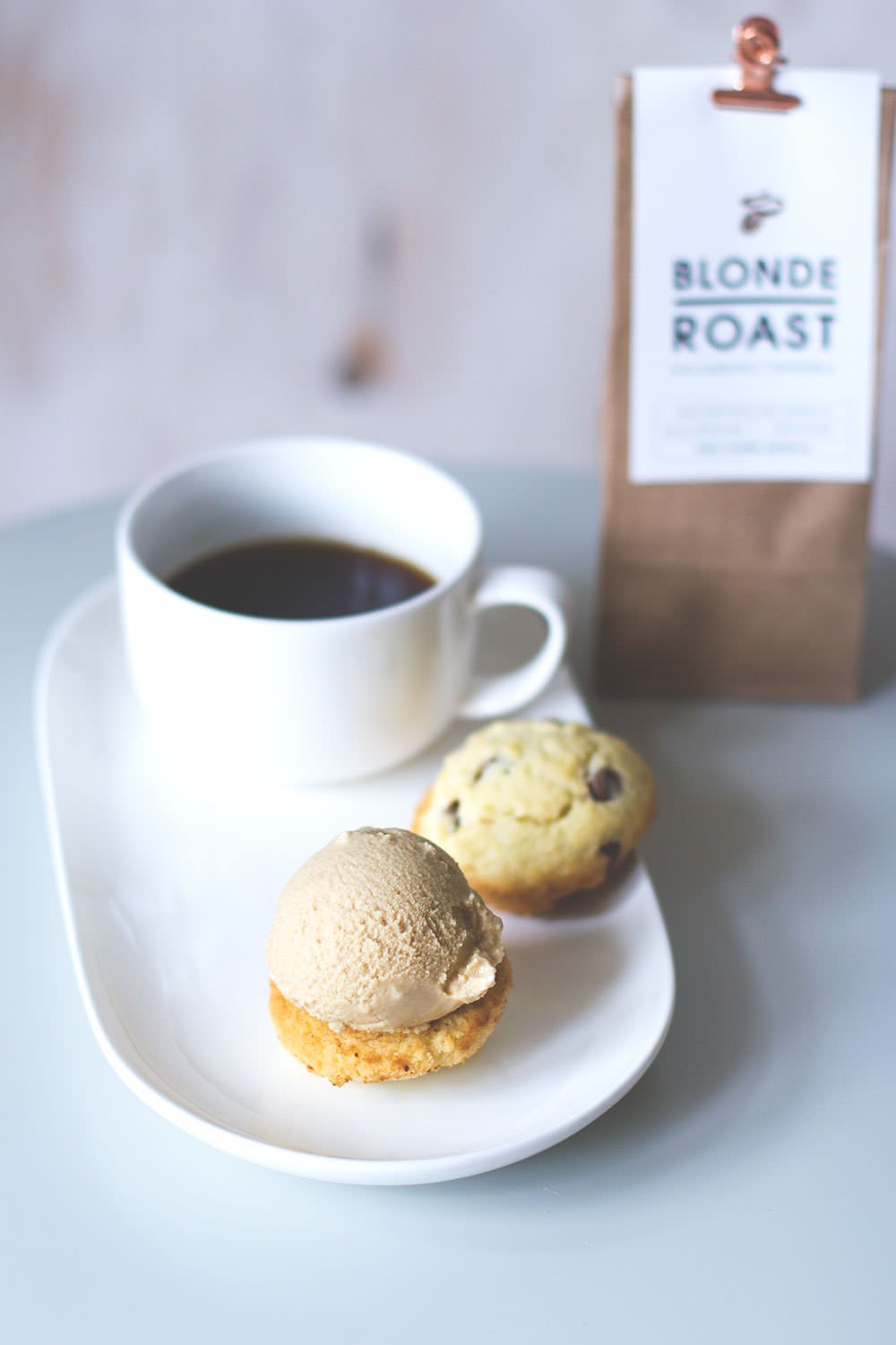 Rezept für Coffee Ice Cream Cookie Sandwiches mit Kaffee-Eis aus dem Tchibo Blonde Roast | moeyskitchen.com
