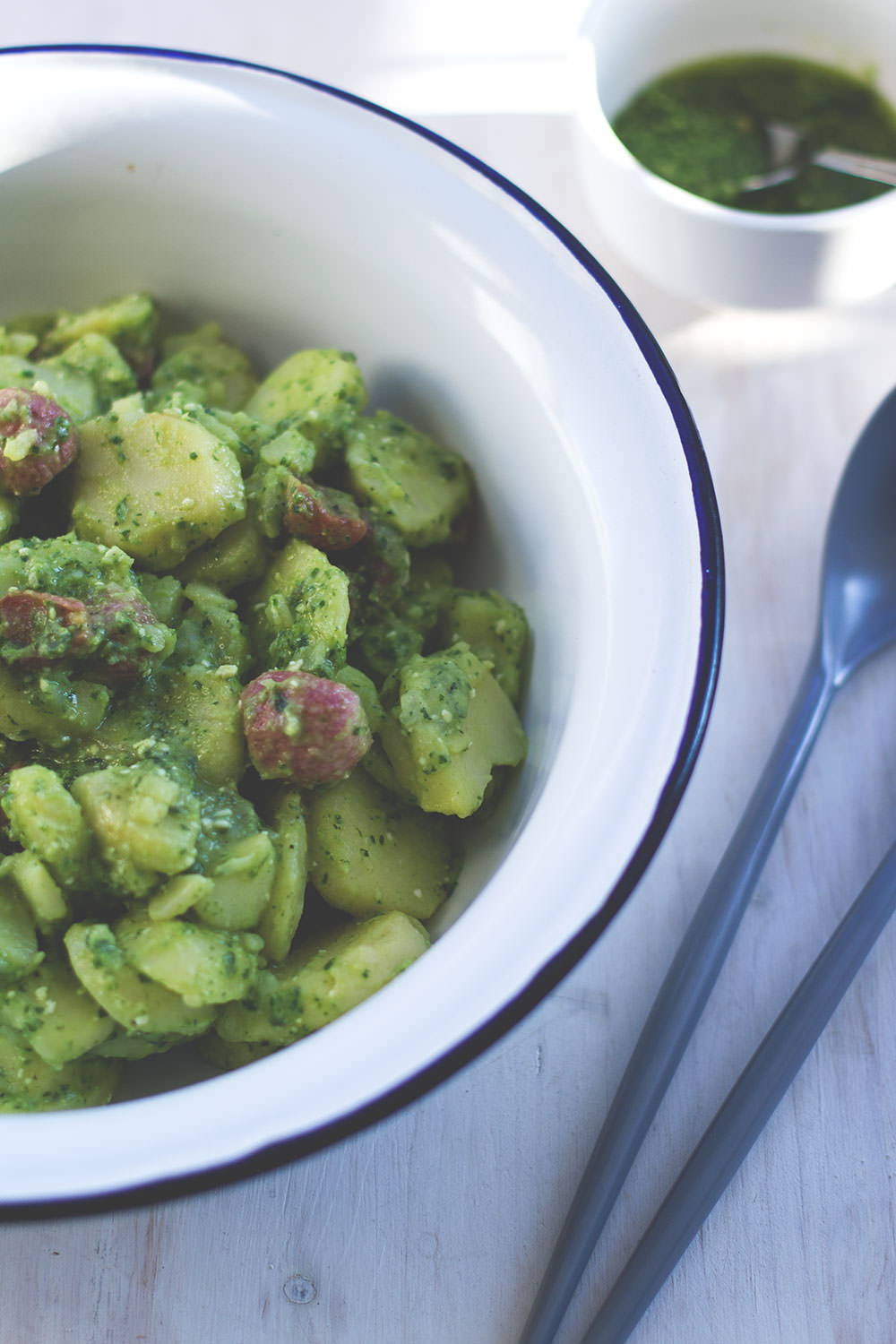 Rezept für Kartoffelsalat aus neuen Kartoffeln mit gebackenen Radieschen und Radieschengrün-Pesto | moeyskitchen.com