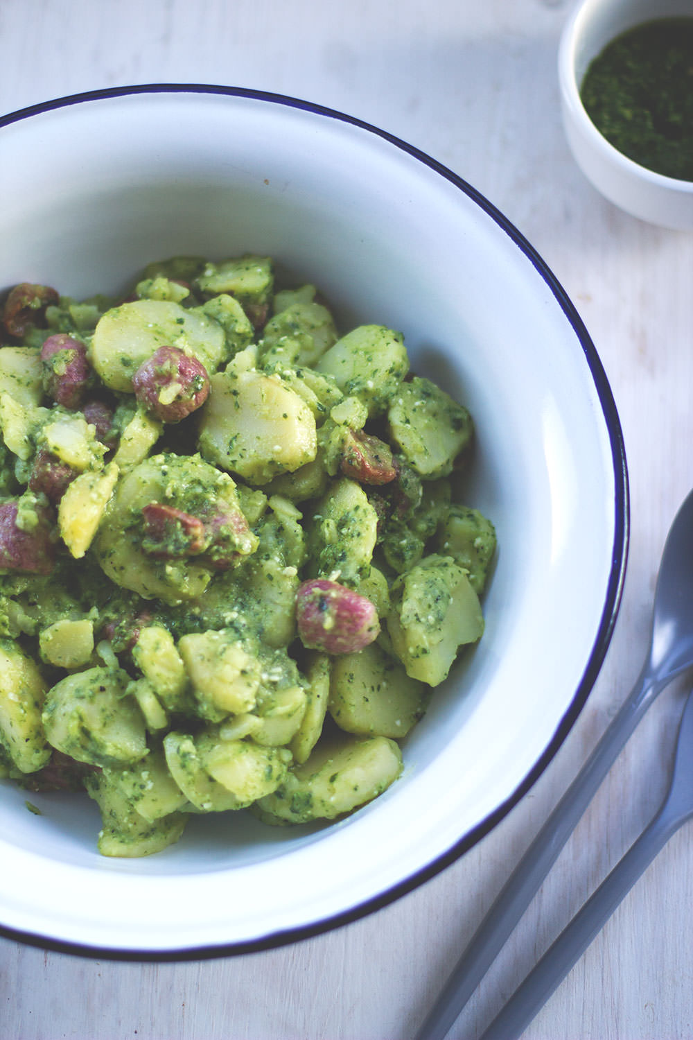 Rezept für Kartoffelsalat aus neuen Kartoffeln mit gebackenen Radieschen und Radieschengrün-Pesto | moeyskitchen.com