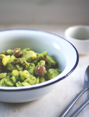 Rezept für Kartoffelsalat aus neuen Kartoffeln mit gebackenen Radieschen und Radieschengrün-Pesto | moeyskitchen.com