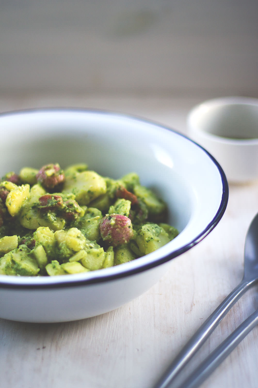 Rezept für Kartoffelsalat aus neuen Kartoffeln mit gebackenen Radieschen und Radieschengrün-Pesto | moeyskitchen.com