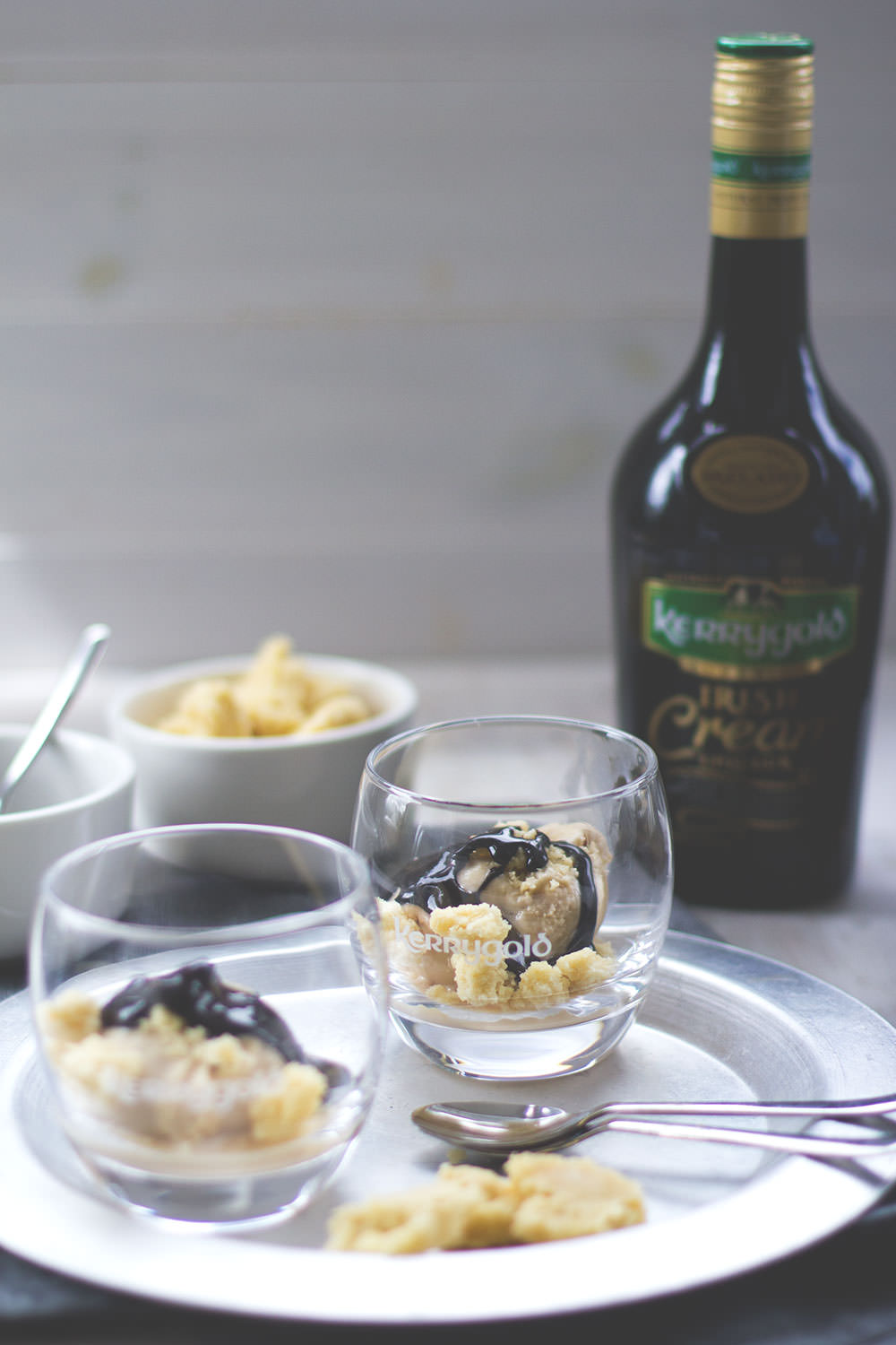 Rezept für Kerrygold Irish Cream Liqueur Eis mit Shortbread-Bröseln und Schokoladen-Fudge | moeyskitchen.com