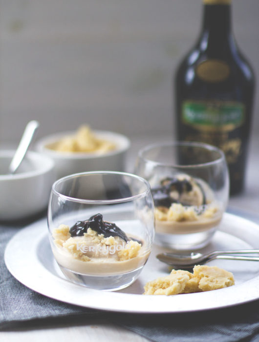 Rezept für Kerrygold Irish Cream Liqueur Eis mit Shortbread-Bröseln und Schokoladen-Fudge | moeyskitchen.com