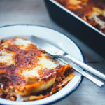 Selbst gemachte Lasagne al forno – der italienische Klassiker für geniale Pasta! Frische Lasagneplatten, würzige Hackfleischsauce in Form eines Ragú alla bolognese, dazu eine fein abgeschmeckte Béchamelsauce. Überbacken mit Mozzarella und Butterflöckchen. Das ist Soulfood vom Feinsten! | moeyskitchen.com
