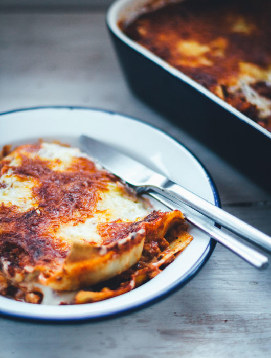 Selbst gemachte Lasagne al forno – der italienische Klassiker für geniale Pasta! Frische Lasagneplatten, würzige Hackfleischsauce in Form eines Ragú alla bolognese, dazu eine fein abgeschmeckte Béchamelsauce. Überbacken mit Mozzarella und Butterflöckchen. Das ist Soulfood vom Feinsten! | moeyskitchen.com