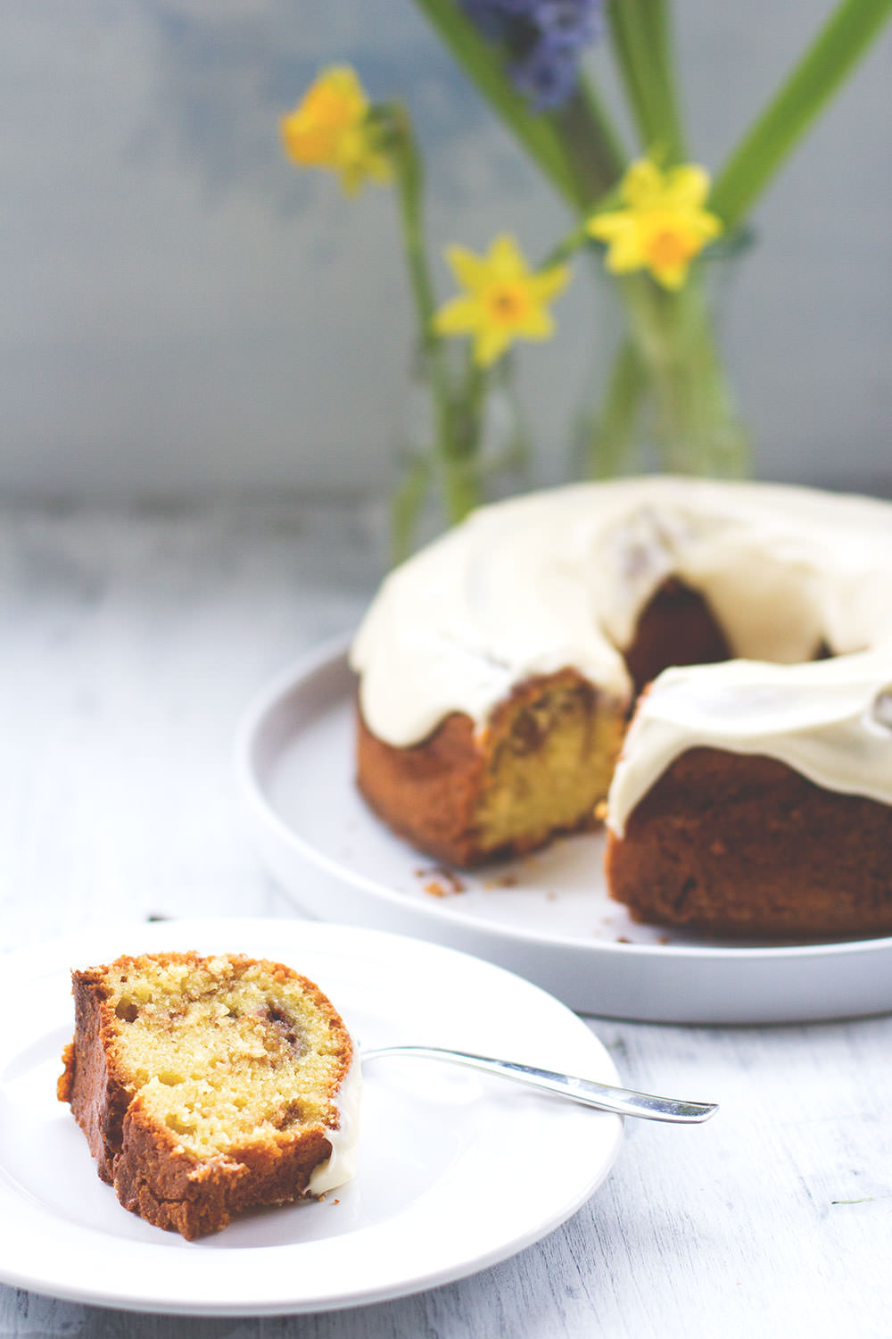 Rezept für schnellen Zimtschnecken-Kuchen mit Zimt-Swirl und Frischkäse-Icing | moeyskitchen.com