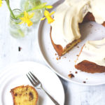 Rezept für schnellen Zimtschnecken-Kuchen mit Zimt-Swirl und Frischkäse-Icing | moeyskitchen.com