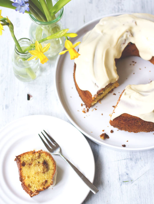 Rezept für schnellen Zimtschnecken-Kuchen mit Zimt-Swirl und Frischkäse-Icing | moeyskitchen.com