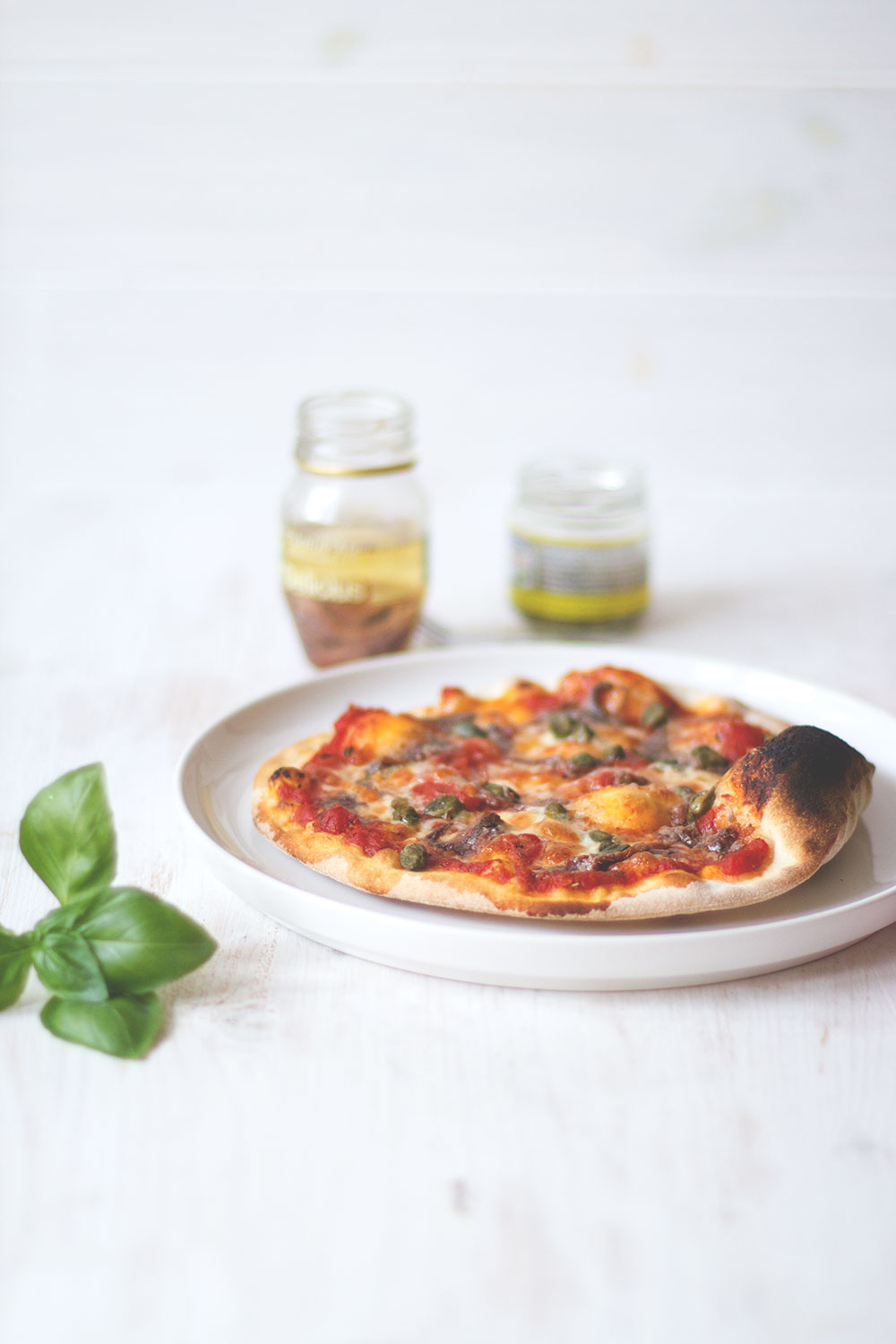 Rezept für Pizza mit Kapern und Sardellen von moeyskitchen.com