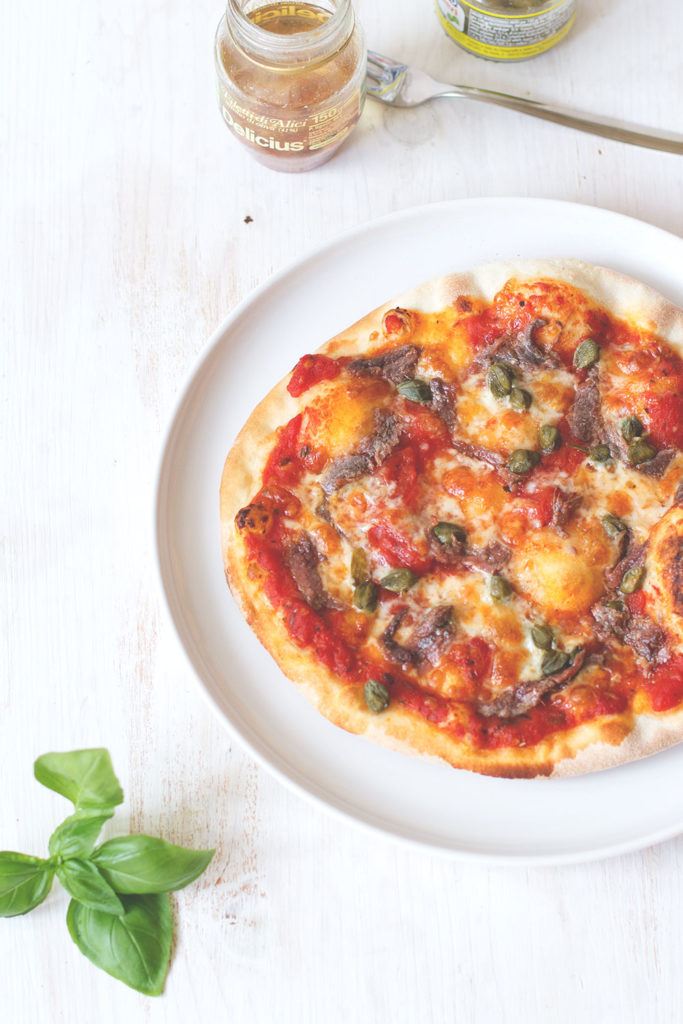 Pizza mit Kapern und Sardellen moey's kitchen foodblog