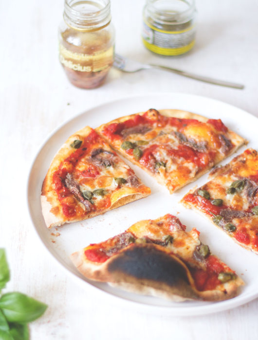Rezept für Pizza mit Kapern und Sardellen von moeyskitchen.com